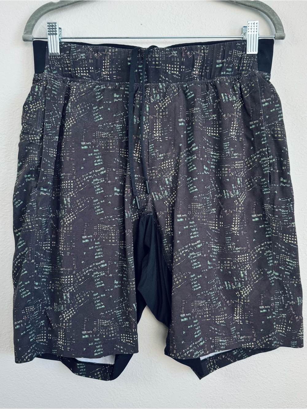 Lululemon T.H.E. Short 9” lined athletic shorts M Night Lights digital city grid